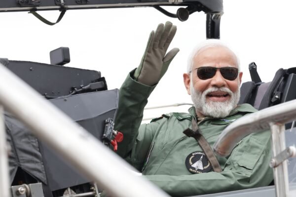 Narendra Modi ने बेंगलुरु स्थित HAL का किया दौरा, लड़ाकू विमान Tejas में भरी उड़ान, देखें PHOTOS