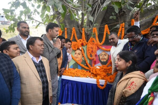 शहीद टिकैत उमराव सिंह की जन्मस्थली पहुंचे सुदेश महतो, परिजनों से की मुलाकात