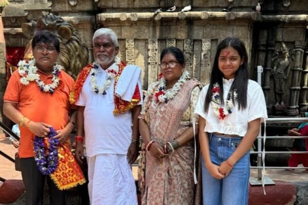 झारखंड के पूर्व मुख्यमंत्री चंपाई सोरेन ने मां कामाख्या मंदिर में की पूजा, असम के मुख्यमंत्री से की मुलाकात